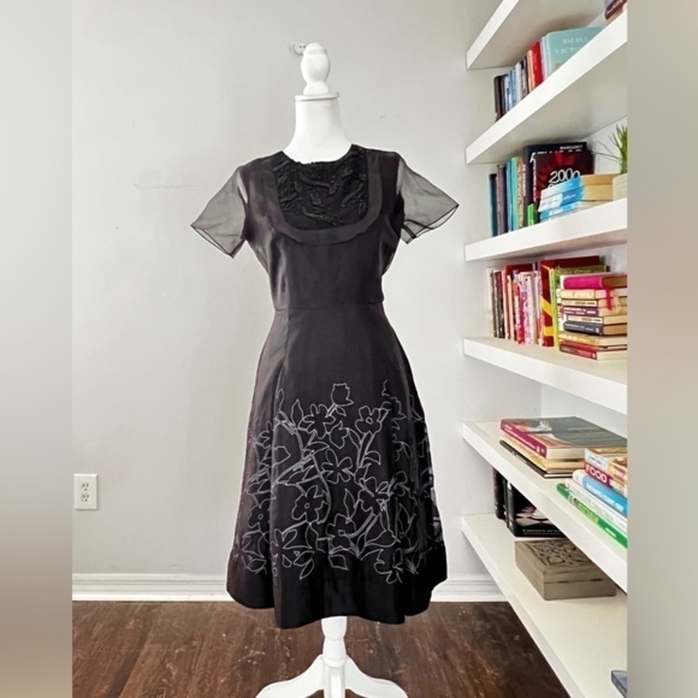 Sachin & Babi Black Formal Embellished Silk
Chiffon Illusion Party Dress size 4